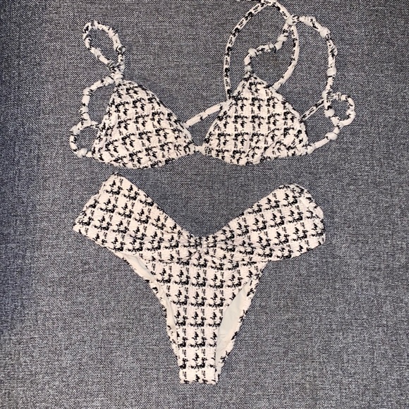 Devon Windsor Classy high waisted bikini set. Black and cream white - Picture 2 of 7